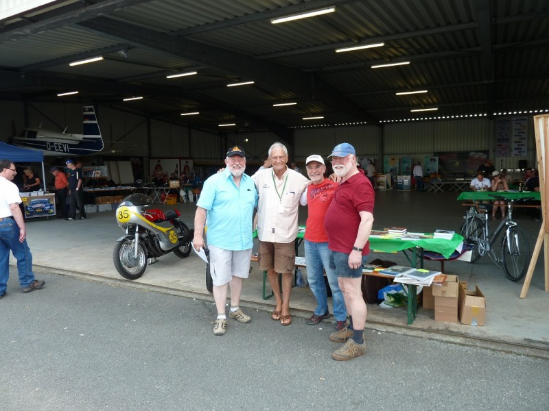 HJR, Jim Redman, Uli Ammann, MvG. vor dem Hangar in Walldürn.

