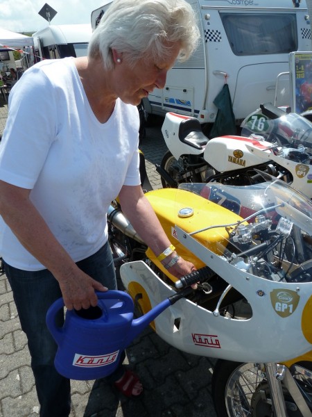 Muss denn die Margret alles alleine machen..Kühlwasser fehlt noch.
