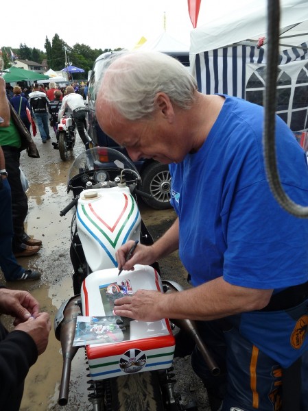 Chas Mortimer schreibt Autogramme.
