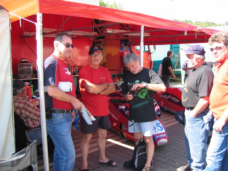 Horst Kowalski (2.v.l) noch "aktiver" Gespann - Racer
