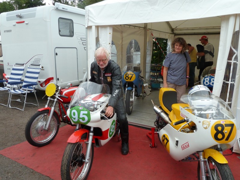 Peter fühlt sich sichtlich wohl auf seiner neuen TZ 250...E
