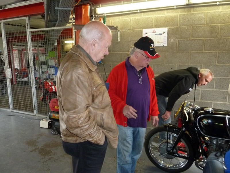 Max Deubel, Dieter Busch und Mike Florin bei der Kupplungs-Reparatur an der BMW RS 500
