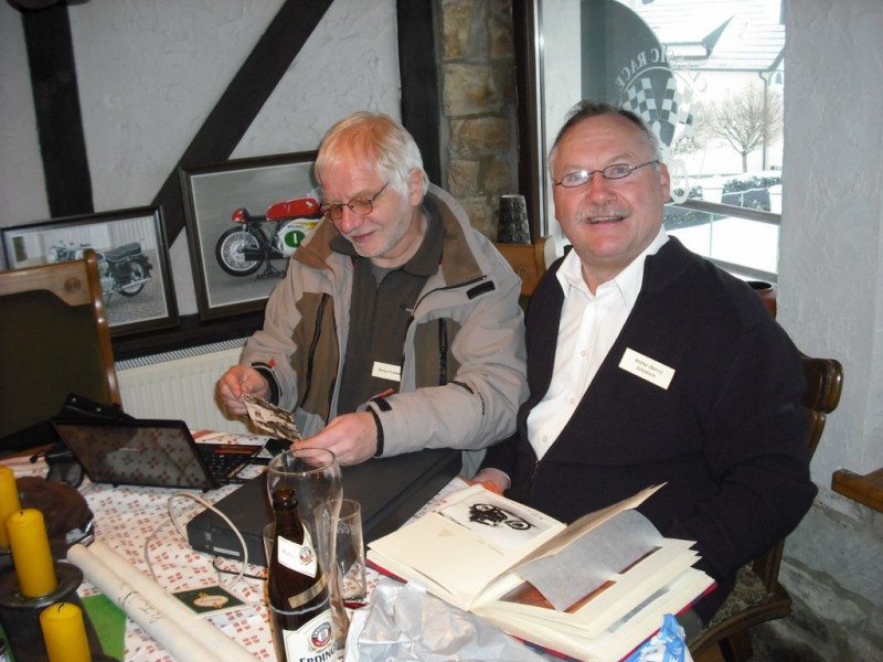 Peter Frohnmeyer und Walter (Barry) Schobloch
Beim Einscannen von neuen Bildern
