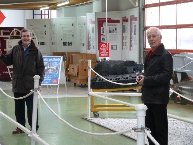 Karlheinz Sondergeld fühlt sich sichtlich wohl an den Exponaten der JU Flugzeuglegende 52., an der sein Vater früher in Solingen selbst mitkonstruiert und auch gearbeitet hatte.
