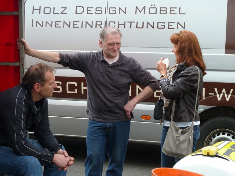 Rolf Aljes im Gespräch mit weiblichem Fan...
