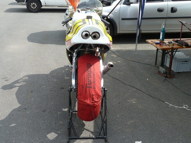 Die 3 Zylinder Honda 500 von Rolf Aljes, aus der Sicht, wie sie viele Konkurenten sehen....
