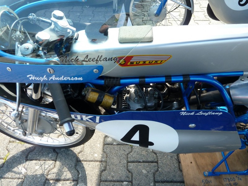 Replika der wunderschönen 50 ccm 2 Zylinder Suzuki, wie sie Hugh Anderson gefahren ist.
