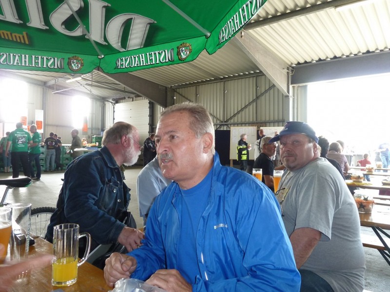 Rudi TseTse Speth im Hangar bei einer kleinen Stärkung...

