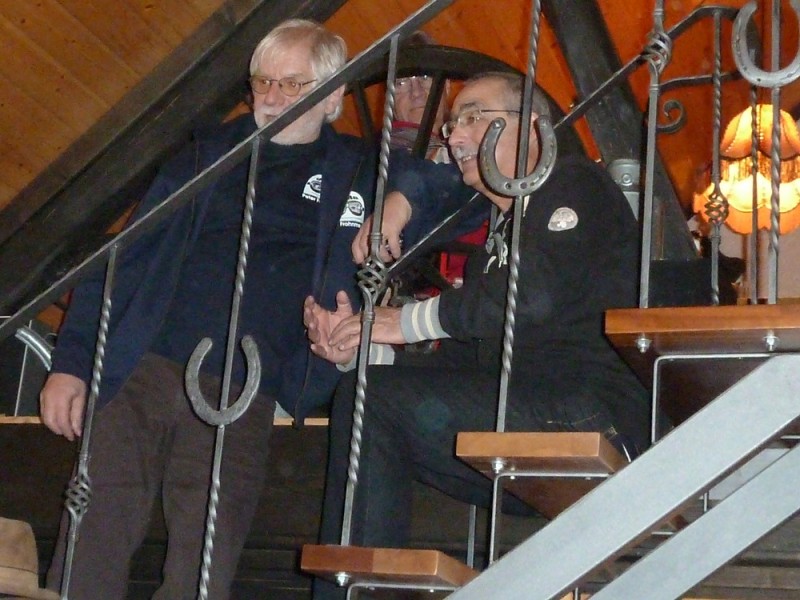 Peter Frohnmeyer und Manfred John hinter Gittern..............
beim Betrachten der Zauberkunststücke....

