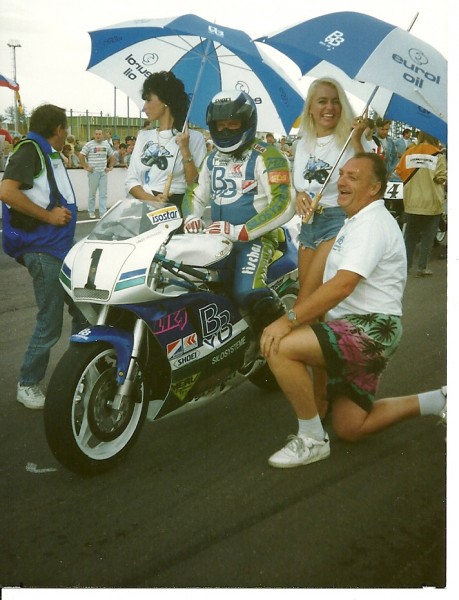 Brno 1992 Sponsor P.W.Fischer monteur Hans Heinig en de Panthouse Girls.
