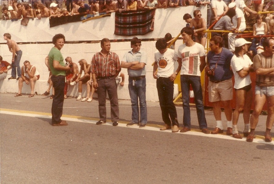 Rijders presentatie Karvina 1981 , v.l.n.r. Manfred Stolle, (DDR) Janus Ebeling (NL) Harry (NL)
