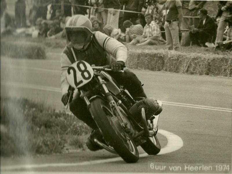 Nostalgie
BMW. R 750 /  6 uurs race Heerlen samen met Hans Scheufens
