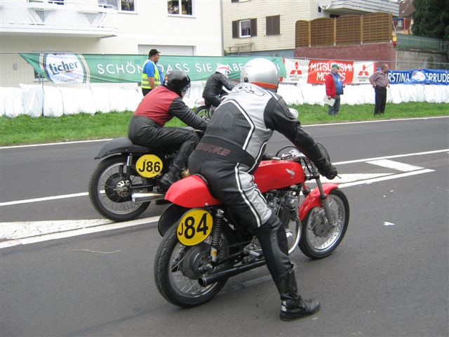 Harry Bender Startnr.J84 auf Honda, vor Kevin Leonhard Startnr J86 aus Cambridge/UK auf AJS. Geiles Rennen! 
