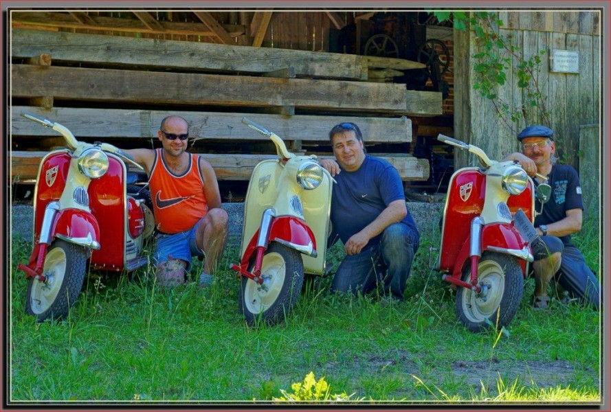 ..Altblech Made in Alpenrepublik..
..ein Teil unserer Roller der Puch Freunde Steyrtal..
Schlüsselwörter: Puch 150 SR