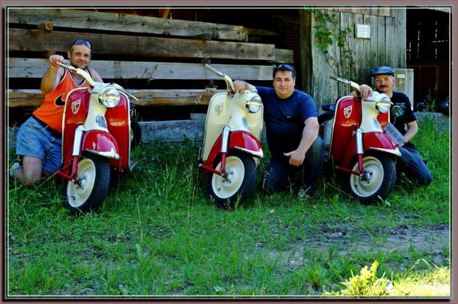 ..Altblech Made in Alpenrepublik..
..ein Teil unserer Roller der Puch Freunde Steyrtal..
Schlüsselwörter: Puch 150 SR