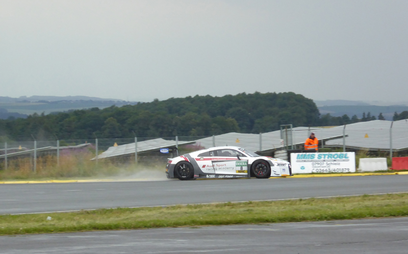 Audi R8 LMC auf der Rennstrecke.

