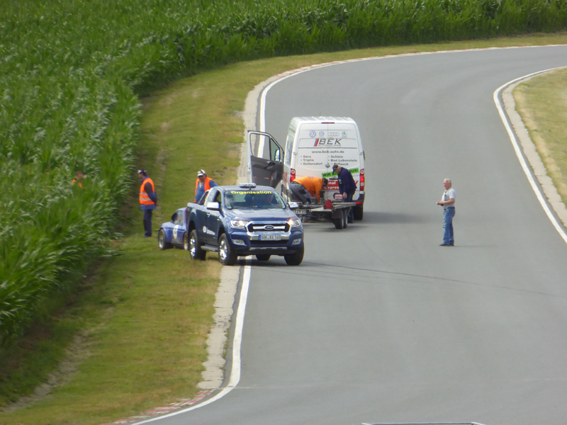 Rennauto aus dem maisfeld gerettet.

