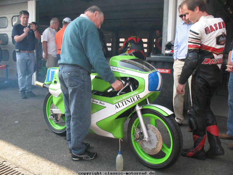 Kawasaki KR350 - Fahrer J.F. Baldé 1982
Vielleicht wird sie bald wieder einmal zum Einsatz kommen.
Wie hier bei dem Hockenheim - Classics 2009, vorbereitet von Sepp Schlögl und gefahren von Stefan Haseneder, 
dem Mechaniker im WM-Team von Stefan Bradl.
Solang hat sie ihren Platz im Hockenheimer Motorsport - Museum.
