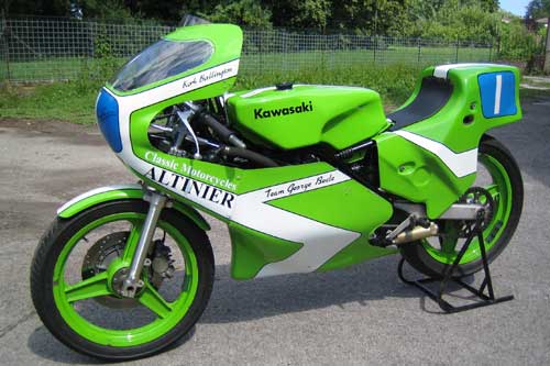 Kawasaki KR350 - Fahrer J.F. Baldé 1982
Diese Maschine war ursprünglich ein Motorrad von Jean-François Baldé, dem Vizeweltmeister 250ccm 1981.
Später wurde sie im Team George Beale eingesetzt (McGregor) und wurde zuletzt auch von Kork Ballington auf verschiedenen Paraden gefahren.
Ihr heutiger Besitzer wünschte sich aber wieder das Design von 1982.
