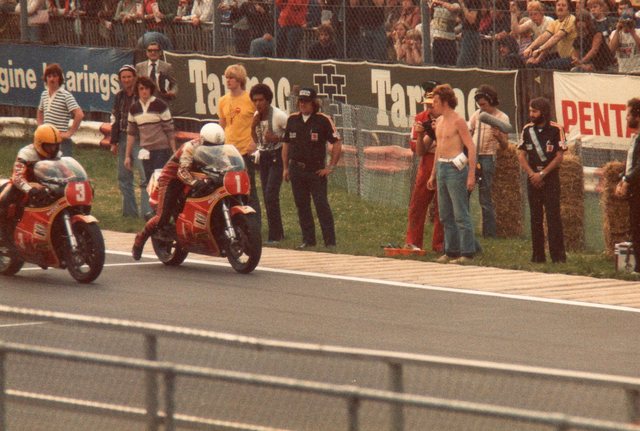 XR69S -1981, ex Graeme Crosby
#1 Graeme Crosby, #3 Joey Dunlop, Martyn Ogbourne beobachtet den Start (rechts in schwarz gekleidet)
