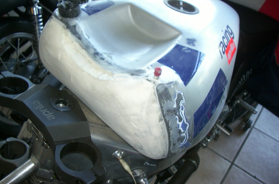 Aprilia RSW500 ´97
Der Carbon - Tank hatte eine hässliche Form, es war eine simple Platte vorne aufgebracht. 
Vielleicht war er mal zu groß und wurde verkleinert, oder er hatte einen Sturzschaden. 
Abhilfe: einen Hartschaumkern aufkleben und in Form bringen.
