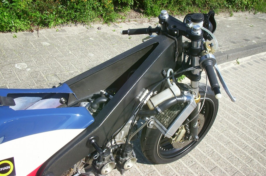 Armstrong CF250
Die erste CF250 wurde 1983 fertig und war das erste Rennfahrzeug mit einem Carbon Chassis, vor dem McLaren F1 und der Heron Suzuki.
