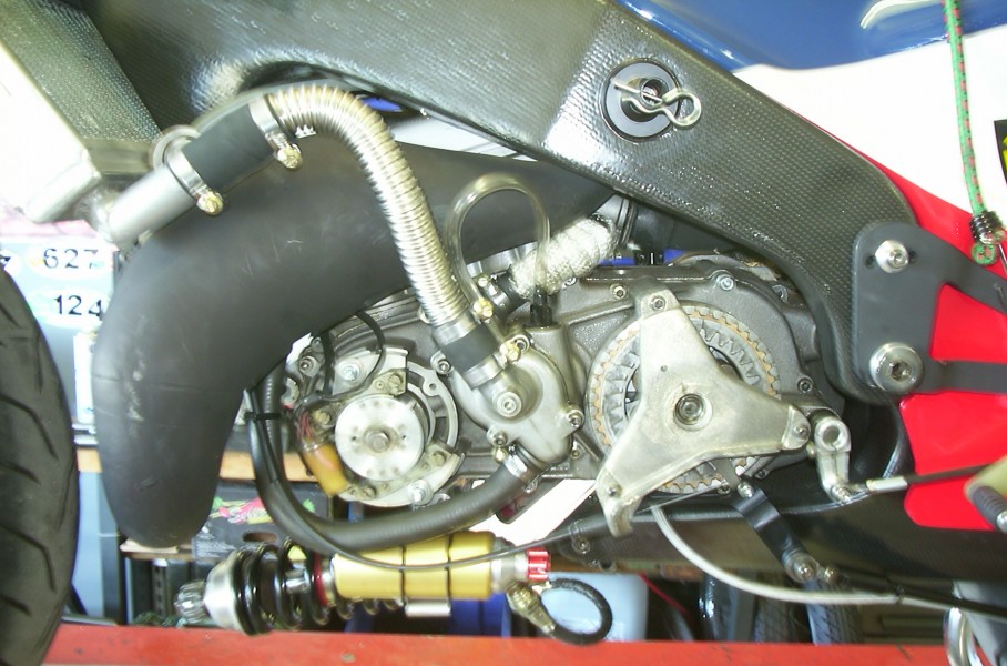 Armstrong CF250
Rotax Motor li. Seite, es gab die CF ursprünglich auch mit einem 350er Armstrong CM36 Motor.
Eine 500er Dreizylinder gab es auch, Konstrukteur Barry Hart. 
