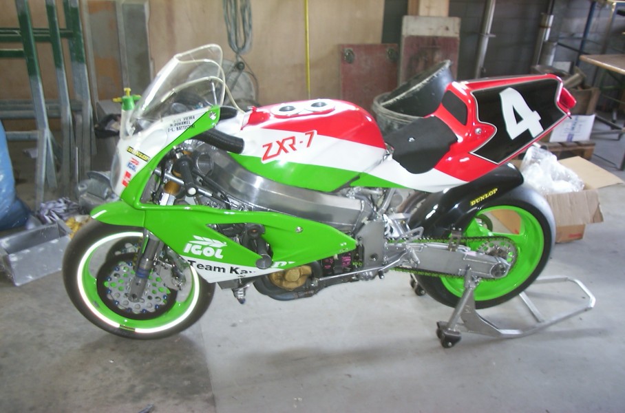 ZXR-7 Langstrecken - Werksmaschine 1990
Sie wurde direkt von einer Versteigerung aus England angeliefert, -  gebracht von Chas Mortimer selbst. 
Chas besitzt ein Unternehmen für Motorradtransporte, ihm waren aber alle Fahrer ausgefallen.
