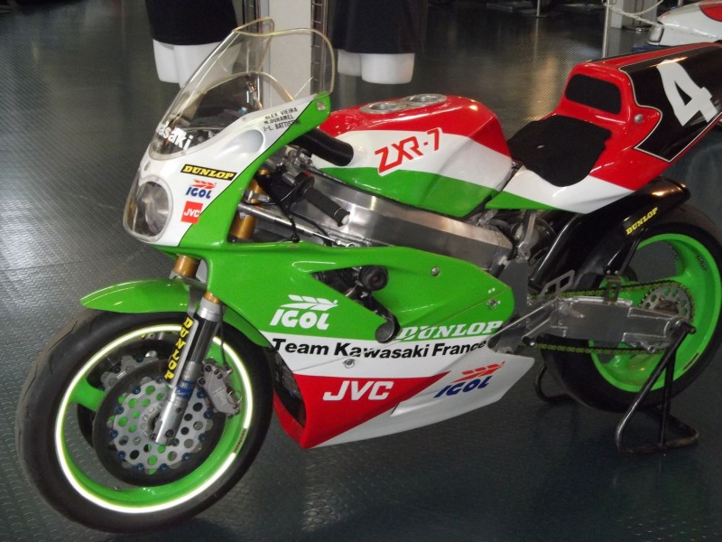 ZXR-7 Langstrecken - Werksmaschine 1990
Das Team Kawasaki France, mit den Fahren Alex Vieira, Miguel du Hamel, Jean Louis Battistini, 
steht in den Siegerlisten des Bol d´Or, allerdings 1991.
