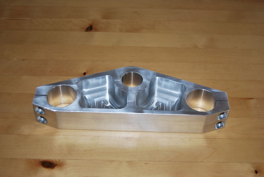 ZXR-7 Langstrecken - Werksmaschine 1988
Die neue Gabelbrücke, allerdings jetzt eine Fräskonstruktion aus AL 7075 T6.
Designvorlage war die Gabelbrücke der 90er ZXR-7.
