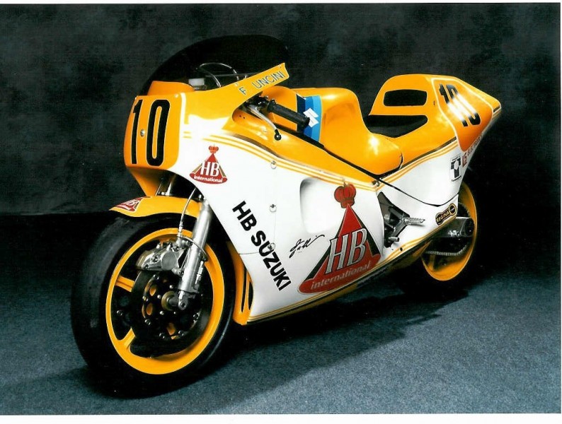 Suzuki 500 TGA1 1984
Ein ganz seltenes Exemplar: Suzuki 500 TGA1 
Ein Gemeinschaftsprojekt von Roberto Gallina und Massimo Tamburini aus dem Jahr 1984
