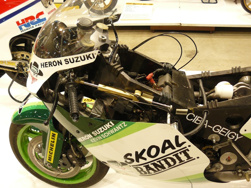 Heron Suzuki XR70 - Ciba Geigy Carbon 1984
Das englische Suzuki - Werksteam hatta auch versucht, das Leistungsmanko zu kompensieren.
Sie bauten einen Karbon - Rahmen und setzten ihn bis 1986 ein, mit mehr Erfolg als die TGA1.
