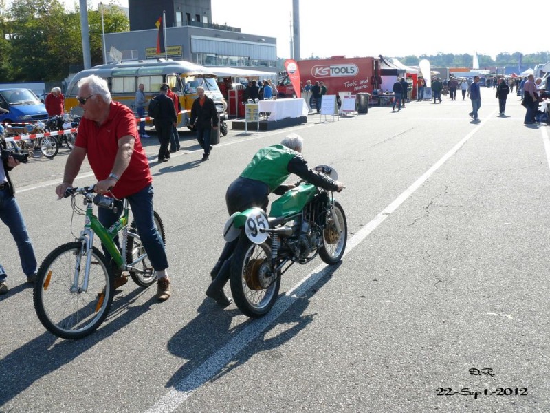 Uli Ammann beim anschieben der 125 ccm
und li. Ludwig Rieg
