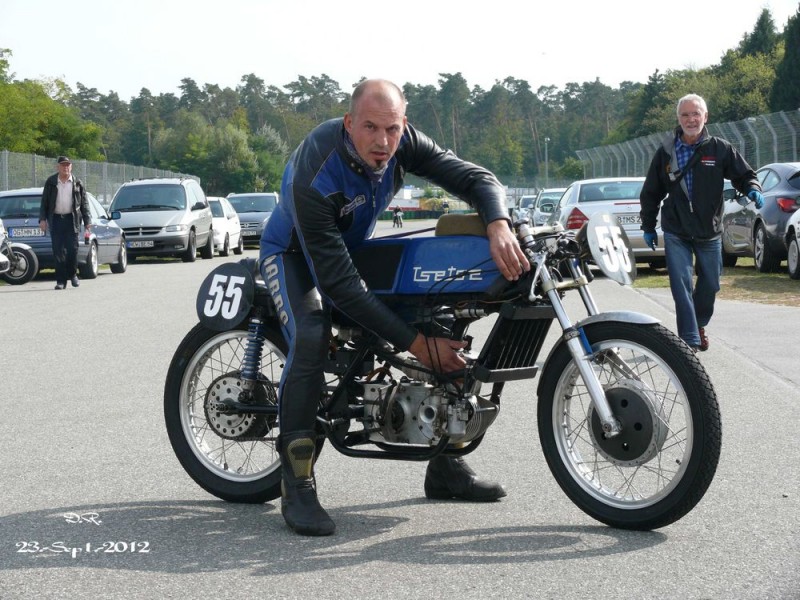 René Kratzat mit seiner 125 ccm TseTse beim warmlaufen
