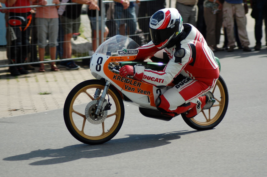 Zschorlauer Dreieck – Classic GP 2017
Ralf Waldmann fängt einen Highsider erfolgreich ab 
