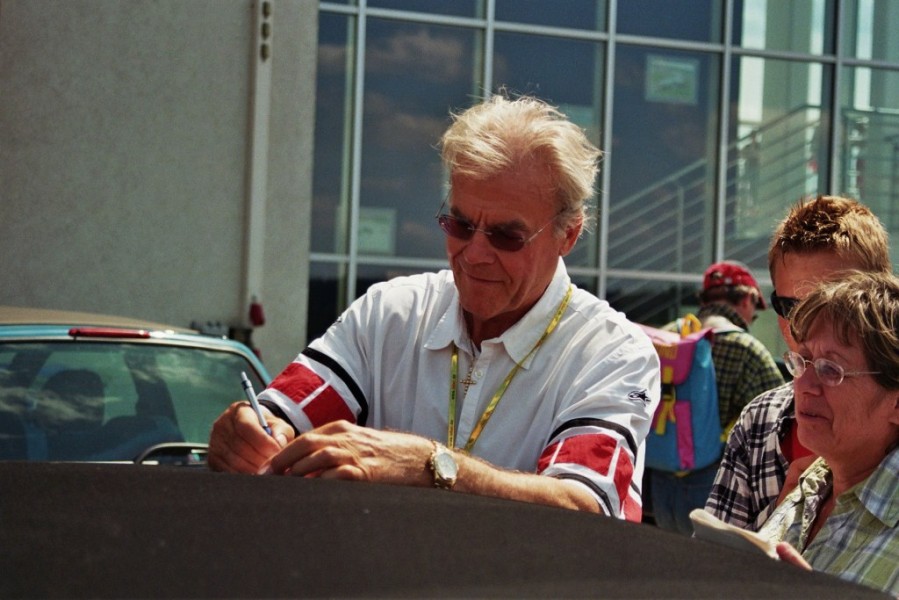 Dieter Braun (BRD) 80 Jahre Sachsenring 2007
Dieter Braun gewann 14 Grand Prix und wurde 1970 auf Suzuki in der 125 cm³-Klasse und 1973 auf Yamaha in der 250 cm³-Klasse Motorradweltmeister.
Schlüsselwörter: Peter Wolf