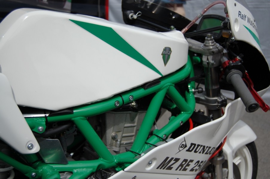 Moto3-MZ RE 250
mit KTM-Crossmotor
Schlüsselwörter: Peter Wolf