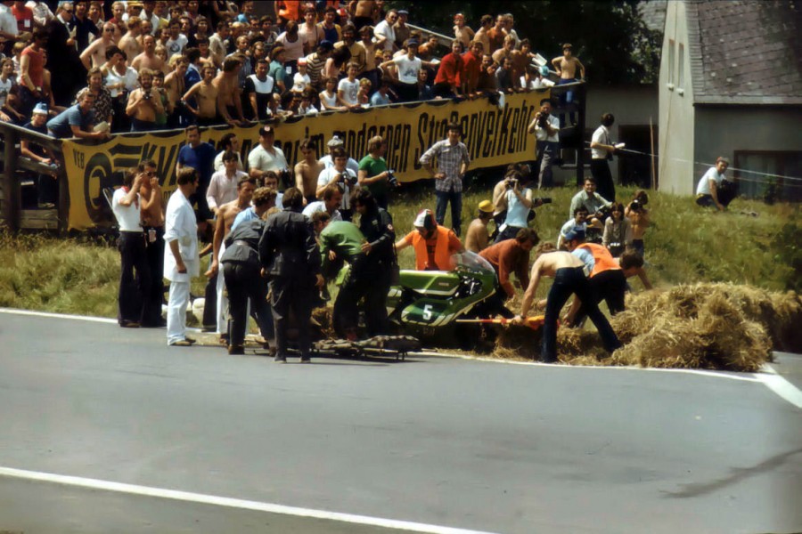 Bernd Dörffeldt Rennen 250 ccm Sachsenring 1980
Bernd Dörffeldt hatte sich zum Glück bei diesem Sturz in der Queckenbergkurve nicht ernsthaft verletzt.
Schlüsselwörter: Peter Wolf