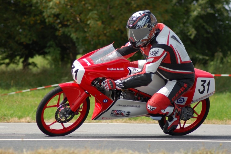 Aurich Stephan - 50cc Kreidler AR 1982
Beim 17. Zschorlauer Dreieckrennen belegte er in der Klasse Golden 50 den 3. Platz.
Schlüsselwörter: Peter Wolf