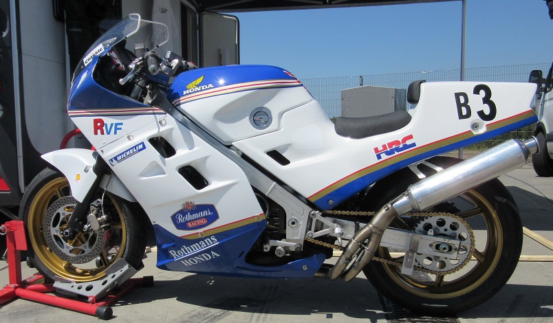 HONDA VFR 750
DHM-Superbike RVF 750, Joey Dunlop replica 1986,
Hans Peter Voss, DHM-Kl.-B, 2015
