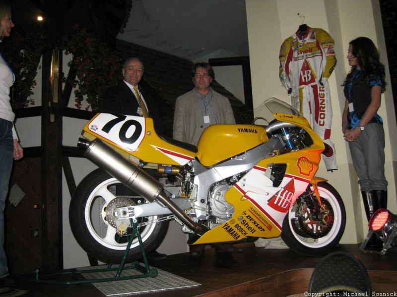 Der Ungar Arpad Harmati übergibt Franz Rau seine Superbike-Yamaha für die Race Bike Collection
