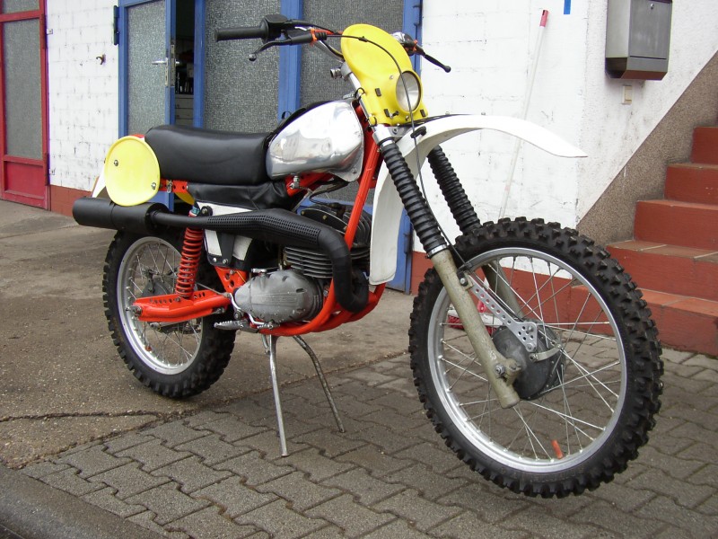 Zündapp GS 175
Ehemalige Werksmaschine von Eddy Hau. Besitzer Peter Vogel (auch ehemaliger Zündapp Werksfahrer).
