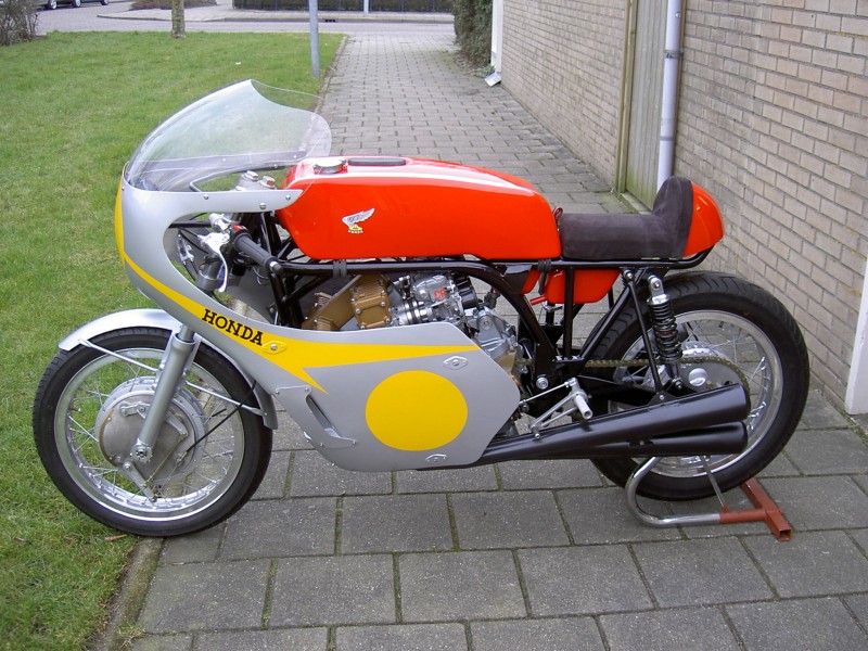 Honda RC 181 Replica racer Geerd Schuurmans

The winning Honda works racer from 1967 as used in the 500cc Tourist Trophy on the isle of Man with rider Mike Hailwood stood as model "including the big petrol tank" for this replica.
