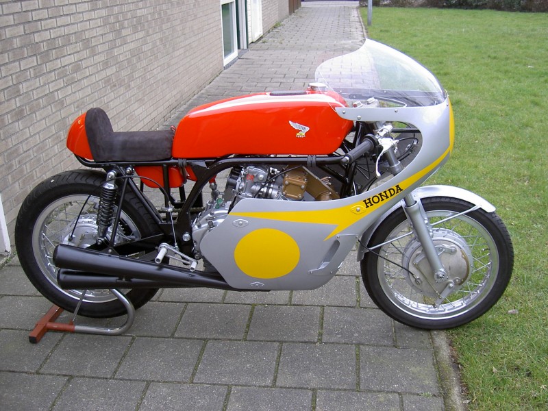 Honda RC 181 Replica racer Geerd Schuurmans

The winning Honda works racer from 1967 as used in the 500cc Tourist Trophy on the isle of Man with rider Mike Hailwood stood as model "including the big petrol tank" for this replica.
