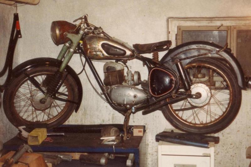 1952 Prototyp Maico M175S mit Hinterradschwinge
Die Hinterpartie des Prototypen zeigt gewisse Parallelen zu zeitgenössischen Entwürfen von Guzzi und Gilera. Firmengründer Wilhelm Maisch war regelmäßiger Besucher des Mailänder Motorradsalons und hatte, wie Archivmaterial belegt, stets reges Interesse an den Konstruktionen der italienischen Hersteller.

