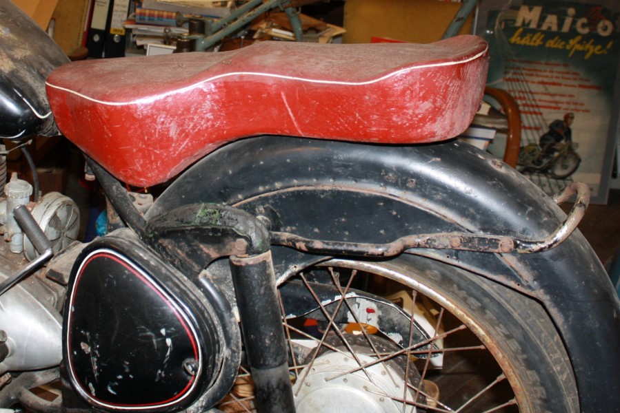 1952 Designstudie der ersten Maico Sitzbank aus lackiertem Holz 
Die Maico M200 von 1953 war das erste deutsche Serienmotorrad mit Sitzbank.
