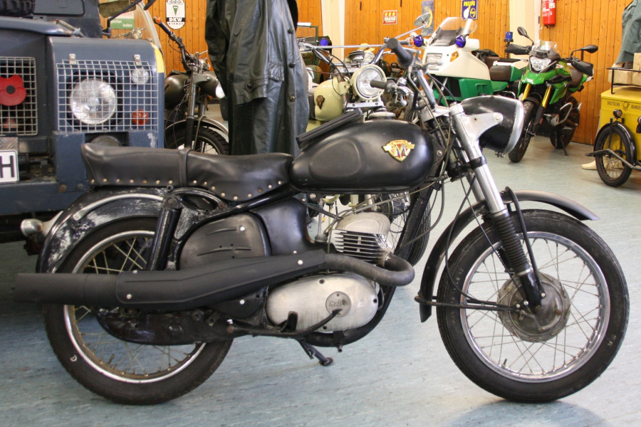 1964 Maico M175/B
Von Mai 1964 bis August 1966 baute Maico 23 Motorräder in einer Sonderausführung für die Rheinischen Braunkohlenwerke – heute RWE - in Frechen bei Köln. Sie dienten dort den Vorarbeitern der Firma als Dienstfahrzeuge innerhalb des Braunkohle-Tagebaugeländes. 
Basis der Sonderausführung war die M250/B der Bundeswehr. Die Lackierung war jedoch mattschwarz anstatt natooliv. Packtaschenhalter, Unterschutz und Scheinwerfergitter entfielen.
11 der 23 Maschinen bekamen 250cm³ Motoren, die restlichen 12 Maschinen erhielten den legendären 175cm³ Supersportmotor mit einem Mahle Aluzylinder mit Chromlaufbahn und 15 PS. 
Das gezeigte Exemplar wurde als erste der zwölf M175/B Maschinen am 8. Juli 1964 gebaut und an den Händler Schork in Frechen-Großkönigsdorf ausgeliefert.
