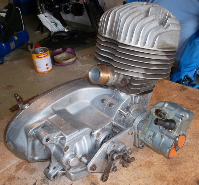 Modifizierter CZ Motor
125ccm, leider ist weder etwas über den Erbauer noch gesamte Fahzeug bekannt. 
