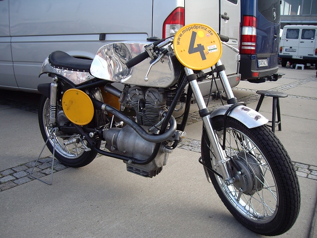 SIMSON RS 350 (?) Eigenbau
der "Mopedprinz" R. Nawrath
zu sehen in Zorbau 2013
