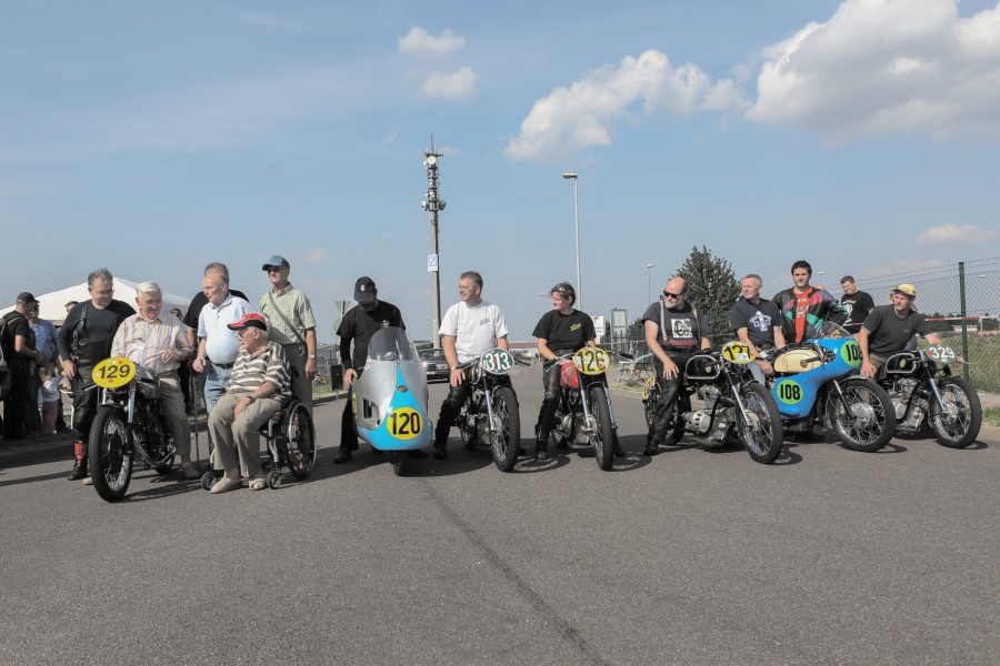 Veteranen und Restauratoren
Die geehrten Meisterfahrer Dr. H.-J. Scheel und Helmut Weber sowie Rennmechaniker Harry Riese 2013 im Kreis
der besten Restauratoren von AWO- und SIMSON RS
